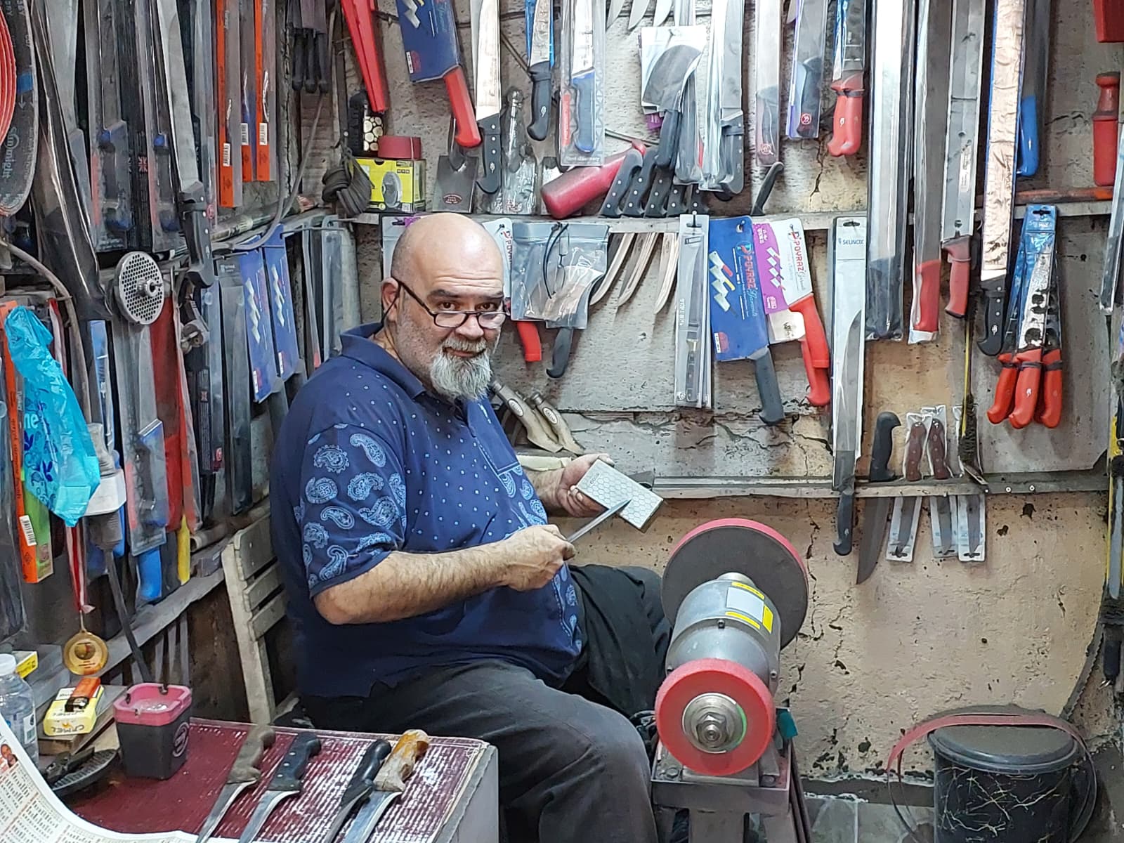 Kurban Bayramı öncesi Edirne’de bıçak bileyicileri ve imalatçılarında hareketli günler yaşanıyor.